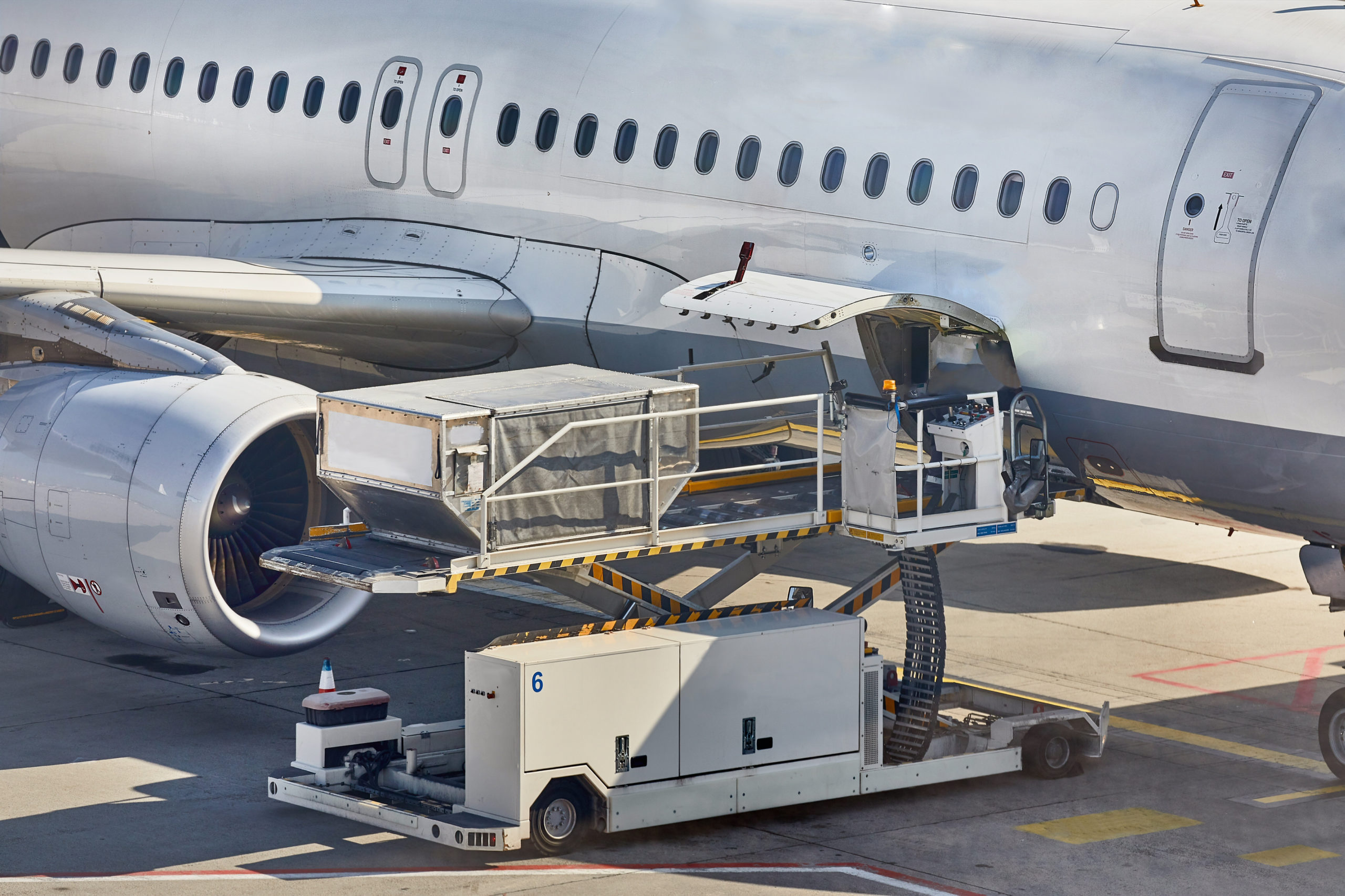 Cargo,Containers,Loaded,Into,An,Airliner 千亿国际官方网站图片